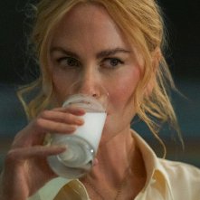 Babygirl: Nicole Kidman mentre beve un bicchiere di latte