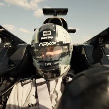 F1: Brad Pitt in una scena mentre si trova in pista