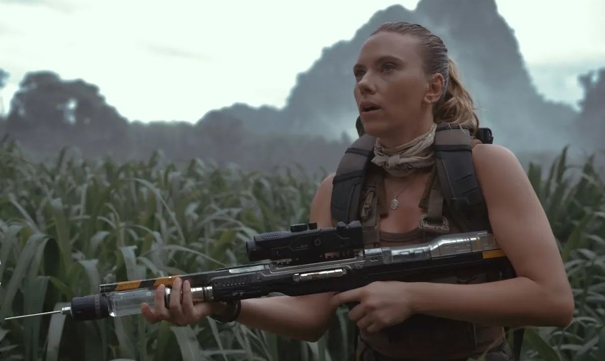 Scarlett Johansson in una scena di Jurassic World - La rinascita