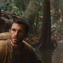 Jurassic World: Rebirth - Jonathan Bailey e Scarlett Johansson in una scena