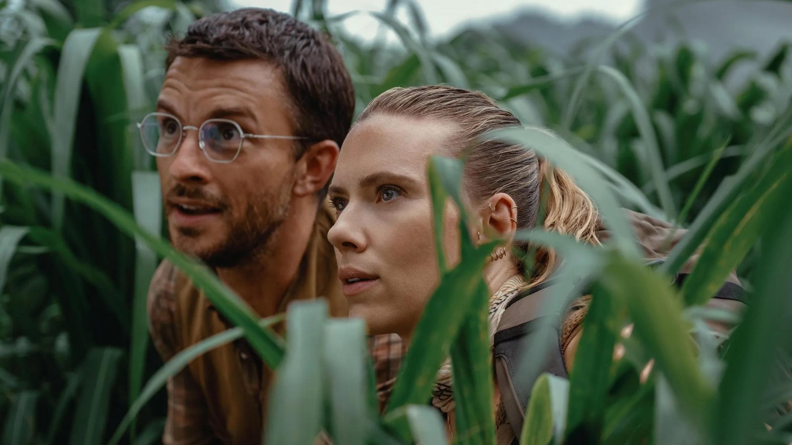 Scarlett Johansson e Jonathan Bailey nella giungla