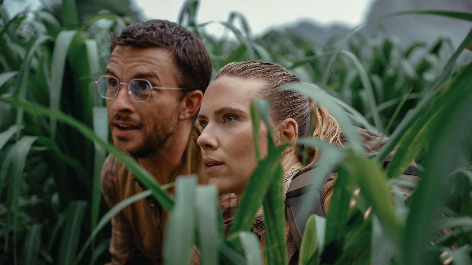 Scarlett Johansson e Jonathan Bailey in una scena di Jurassic World - La rinascita
