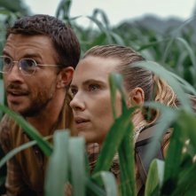 Jurassic World: Rebirth, una foto di Scarlett Johansson e Jonathan Bailey