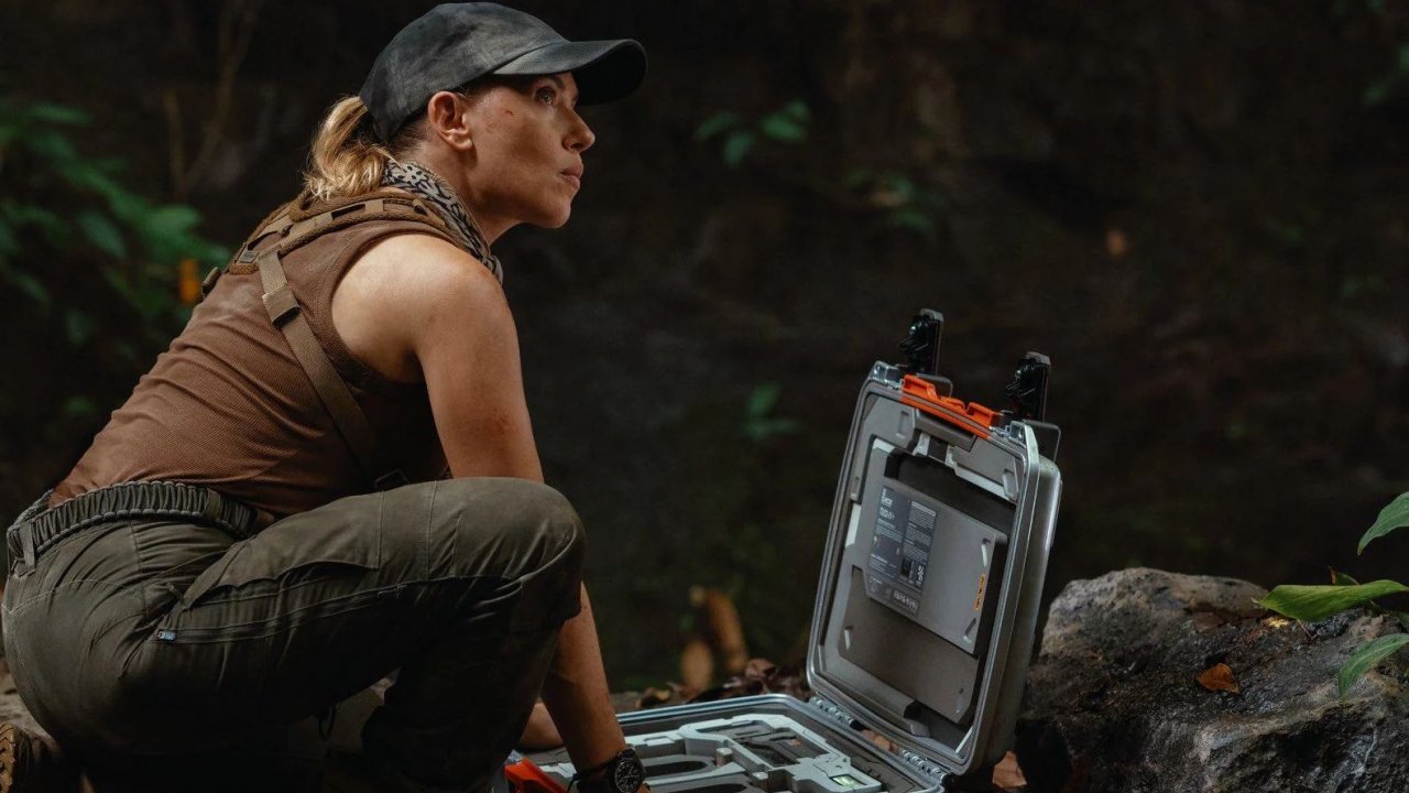 Scarlett Johansson in una scena di Jurassic World - La rinascita