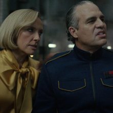 Mickey 17: Toni Collette e Mark Ruffalo in una scena