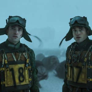 Mickey 17: Robert Pattinson nel suo doppio ruolo di Mickey 17 e 18