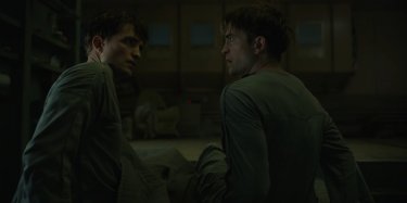 Mickey 17 Robert Pattinson Durante Una Scena