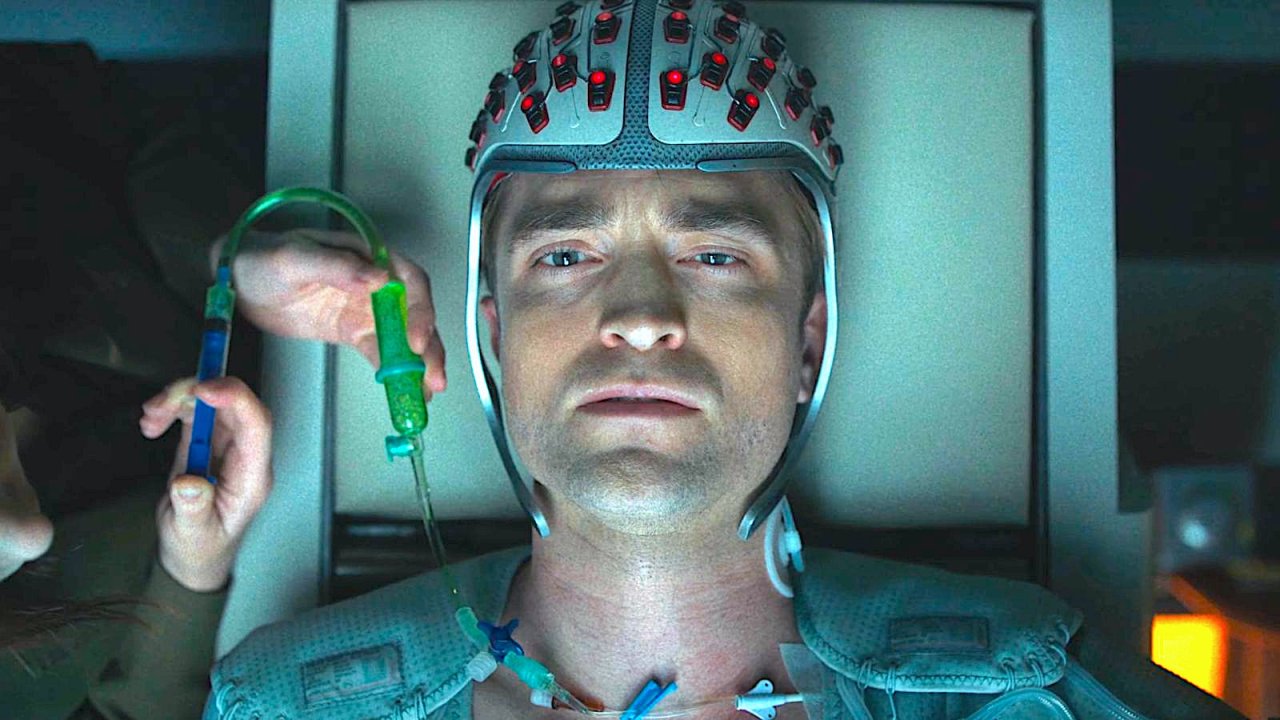 Primo piano di Robert Pattinson in Mickey 17