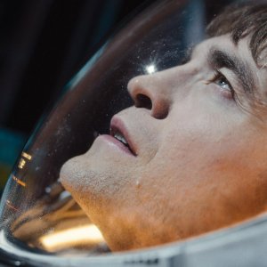 Mickey 17: Robert Pattinson di profilo