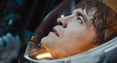 Mickey 17 Robert Pattinson Primo Piano