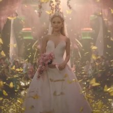 Wicked: For Good, Ariana Grande risplende in abito da sposa in una scena
