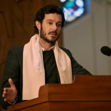 Nobody Wants This. Adam Brody in una scena della comedy.