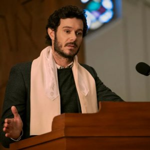 Nobody Wants This. Adam Brody in una scena della comedy.