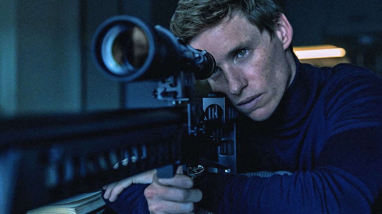 Eddie Redmayne in un frame della serie