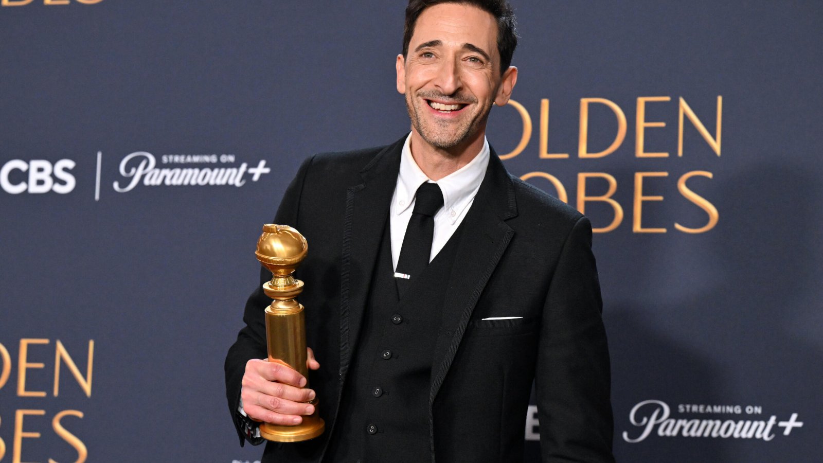 Adrien Brody con il Golden Globe vinto per The Brutalist