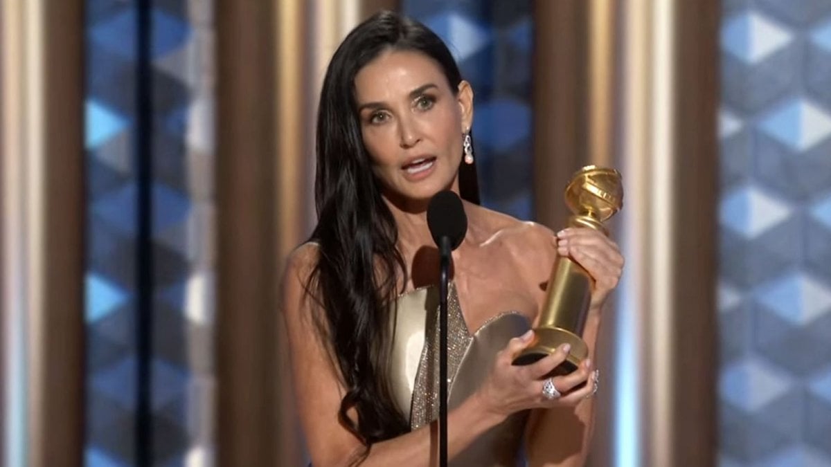 Demi Moore vince un Golden Globe e il video con la reazione delle figlie diventa virale