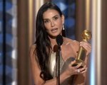 Demi Moore vince un Golden Globe e il video con la reazione delle figlie diventa virale