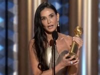 Demi Moore vince un Golden Globe e il video con la reazione delle figlie diventa virale