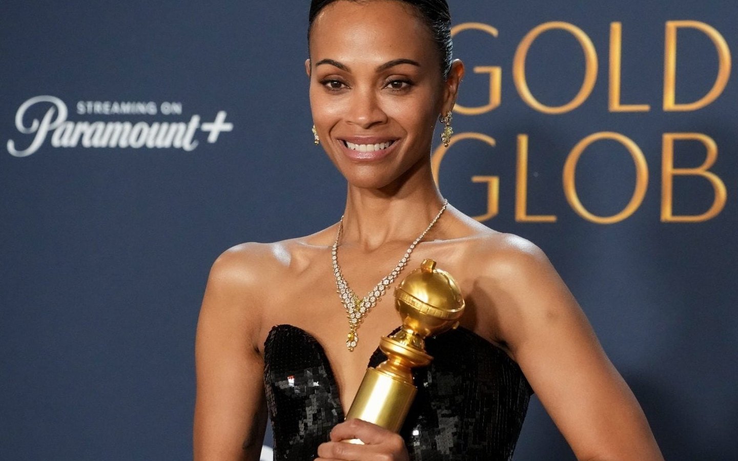 Zoe Saldana con il Golden Globe