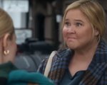 Amy Schumer finge di essere incinta nel trailer di Kinda Pregnant