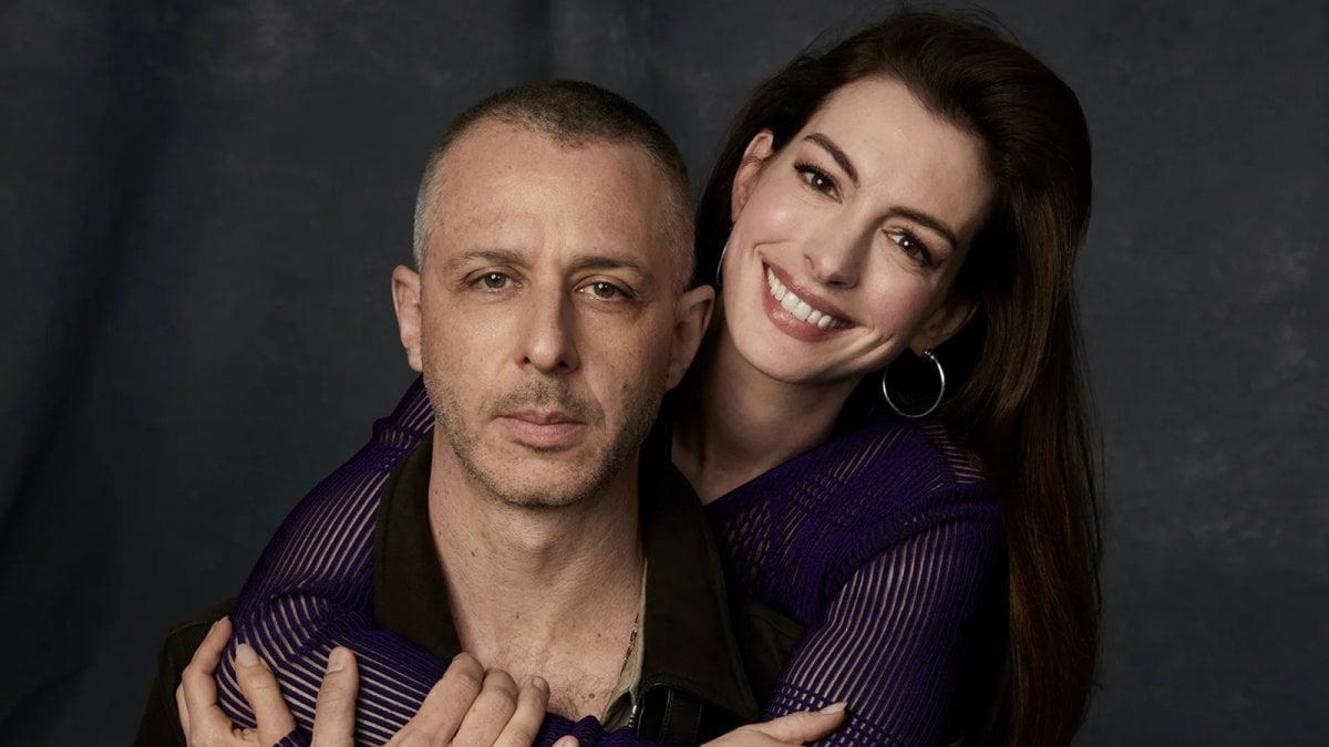 Anne Hathaway scherza sul look di Jeremy Strong ai Golden Globes usando una foto di Pretty Princess