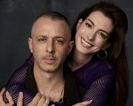 Anne Hathaway scherza sul look di Jeremy Strong ai Golden Globes usando una foto di Pretty Princess
