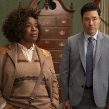 The Residence. Uzo Aduba e Randall Park nella prima foto della serie.