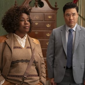The Residence. Uzo Aduba e Randall Park nella prima foto della serie.