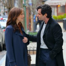 You. Penn Badgley e Charlotte Ritchie sul set dell'ultima stagione.