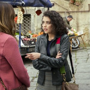 Mina Settembre. Chiara Russo dialoga con Serena Rossi in una scena della terza stagione.