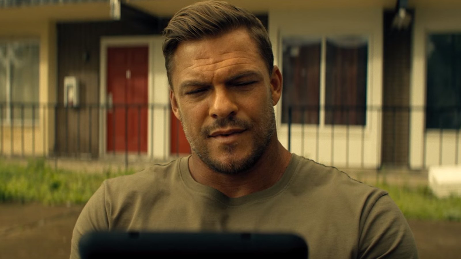 Alan Ritchson nella stagione 3 di Reacher