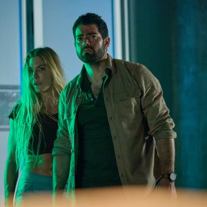 Fortress: Sniper's Eye - Jesse Metcalfe e Kelly Greyson in una foto