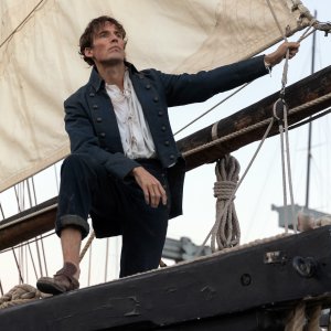 Sam Claflin in un momento dellla serie Il Conte di Montecristo