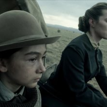 American Primeval. Betty Gilpin e Preston Mota in una scena della serie.