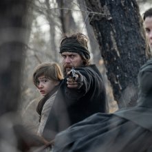 American Primeval. Taylor Kitsch, Betty Gilpin e Preston Mota in una scena della serie.
