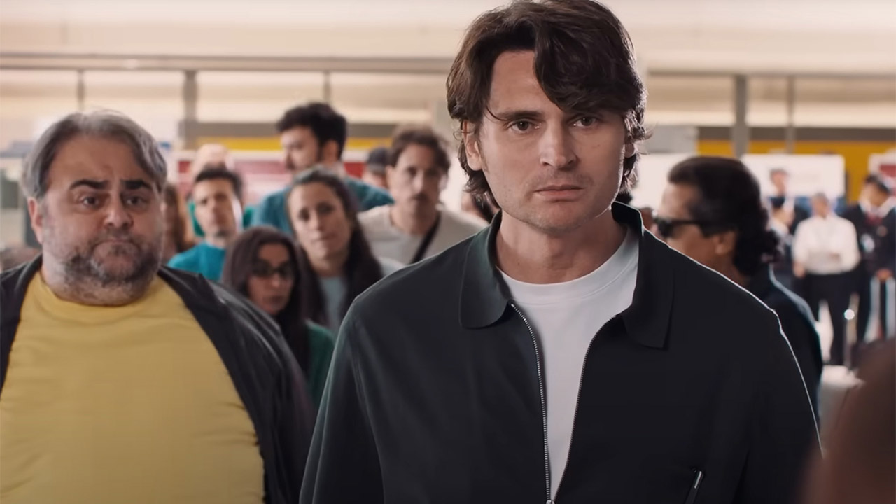 Angelo Duro in una scena di Io sono la fine del mondo