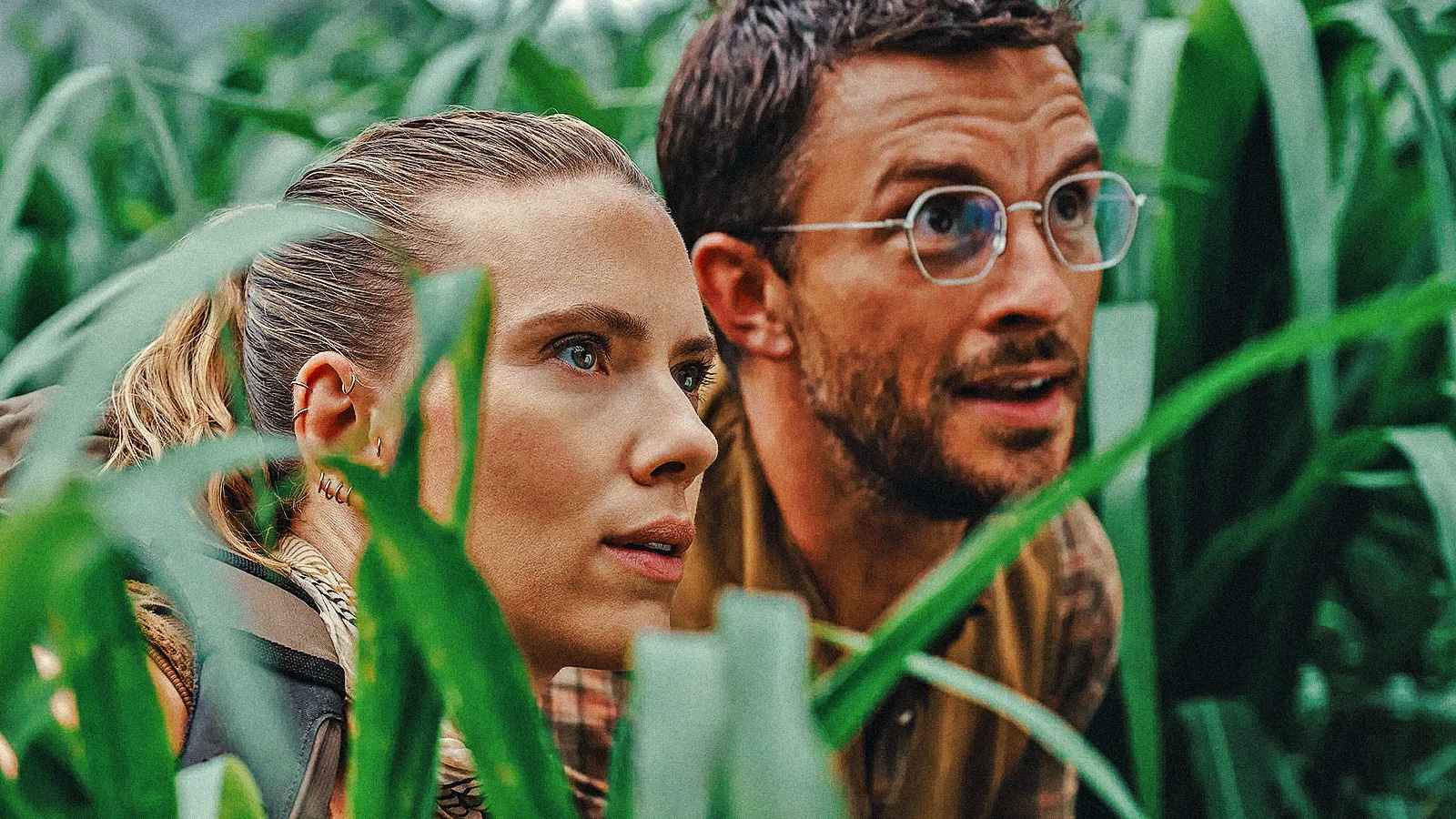 Jonathan Bailey e Scarlett Scarlett Johansson in Jurassic World - La rinascita