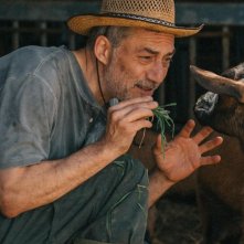 I delitti del BarLume 12: Filippo Timi alle prese con una capra