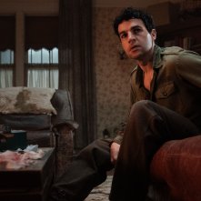 Wolf Man: Christopher Abbott in una scena del film