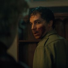 Wolf Man: Christopher Abbott in una sequenza