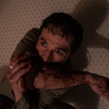 Wolf Man: Christopher Abbott in un momento del film