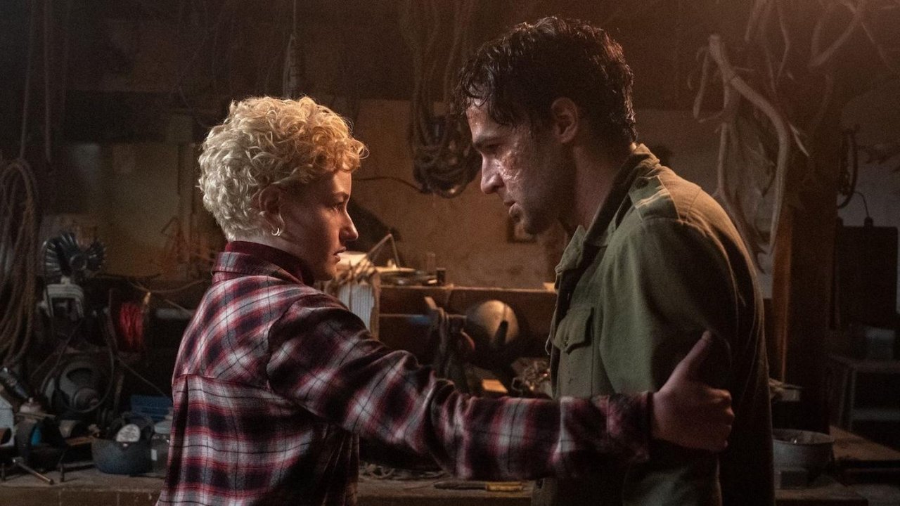 Julia Garner e Christopher Abbott in una scena di Wolf Man