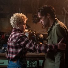Wolf Man: Julia Garner e Christopher Abbott in una scena