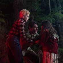 Wolf Man: Julia Garner, Christopher Abbott e Mathilda Firth in una scena