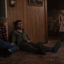 Wolf Man: Christopher Abbott, Julia Garner e Mathilda Firth in una sequenza