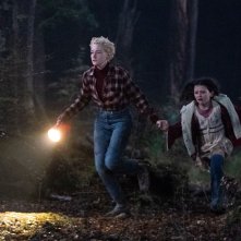 Wolf Man: Julia Garner e Mathilda Firth nel bosco