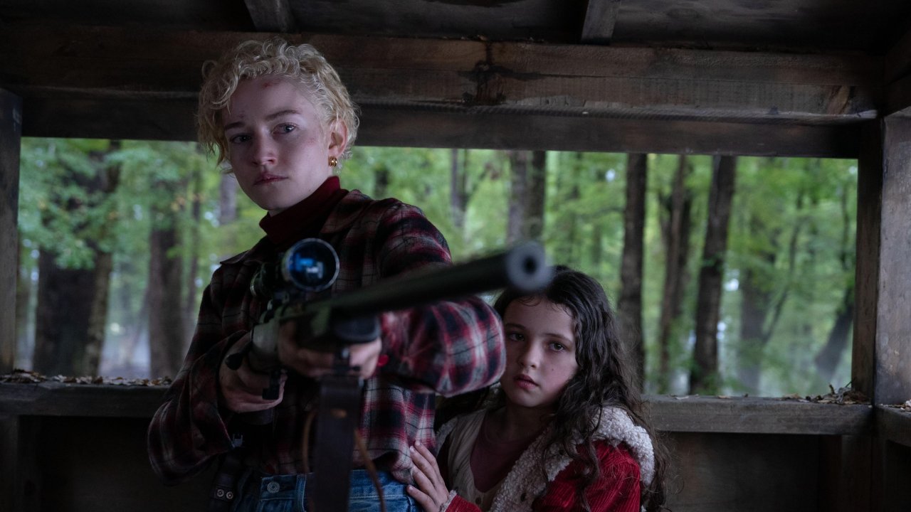 Julia Gardner punta il fucile contro una minaccia