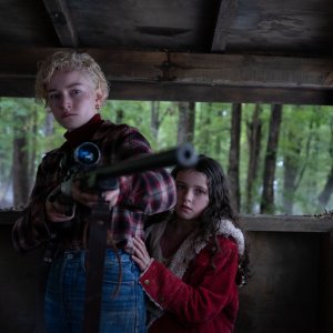Wolf Man: Julia Garner e Mathilda Firth in un'immagine