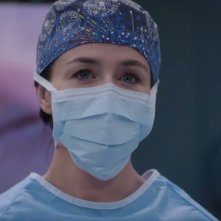 Grey's Anatomy. Caterina Scorsone in una scena del midseason finale nella ventunesima stagione.