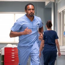 Grey's Anatomy. Jason George in una scena del midseason finale nella ventunesima stagione.
